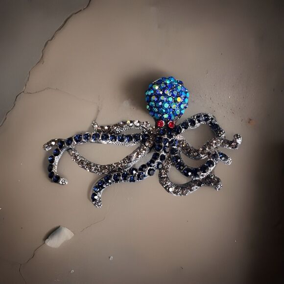Unbranded Jewelry - Vintage Octopus Eye catching Brooch In Dark Metal And Silver tone In Rhinestones